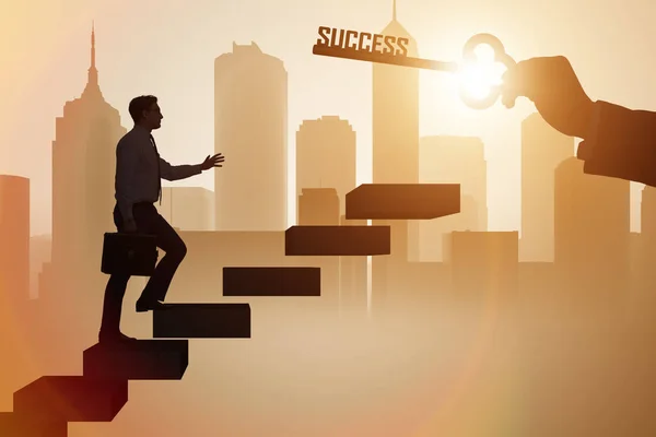 Empresário subindo a carreira escada do sucesso — Fotografia de Stock