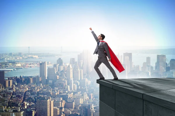 Бізнесмен супергерой успішний в концепції кар'єрних сходів — стокове фото