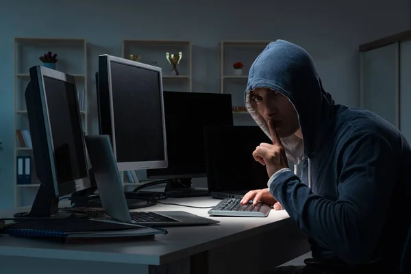 Hacker hacker computador à noite — Fotografia de Stock