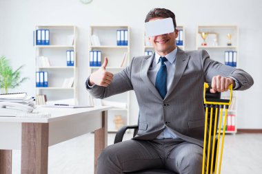 İş adamı VR gözlük takan elastik genişletici ile egzersiz yapıyor.