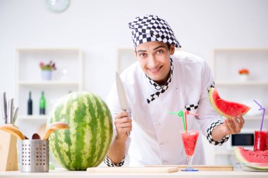 Mutfakta karpuzlu bir erkek aşçı.