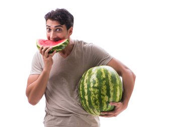 Karpuzlu genç adam beyazda izole edilmiş.