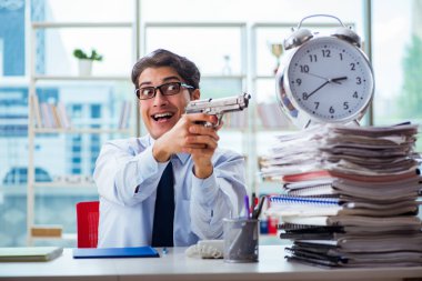 İntihar etmeyi düşünen silahlı kızgın bir işadamı.