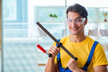 Mobilya marangozu atölyede çalışıyor.