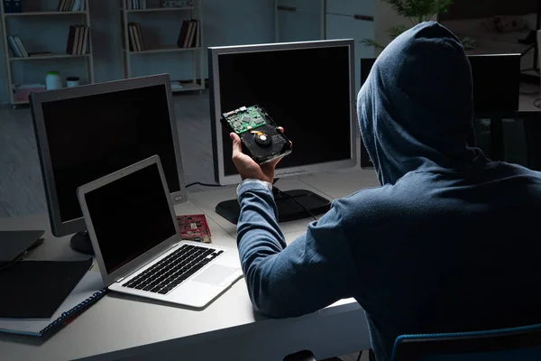 Hacker hacking computer at night — Stock Photo, Image