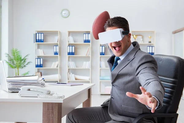 Empresário jogando futebol realidade virtual no escritório com VR g — Fotografia de Stock