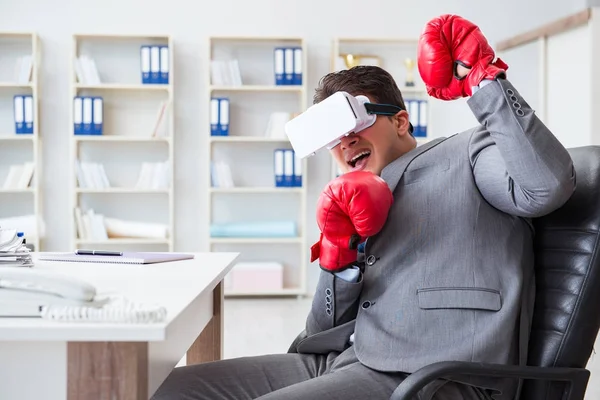 Homem de boxe no escritório com óculos de realidade virtual — Fotografia de Stock