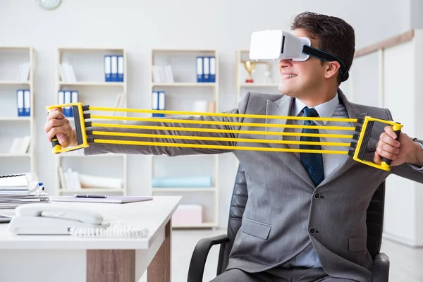 Zakenman oefenen met elastische expander met VR bril — Stockfoto