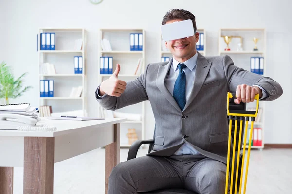 İş adamı VR gözlük takan elastik genişletici ile egzersiz yapıyor.