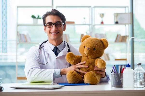 Ofiste oyuncaklı bir çocuk doktoru oturuyor. — Stok fotoğraf