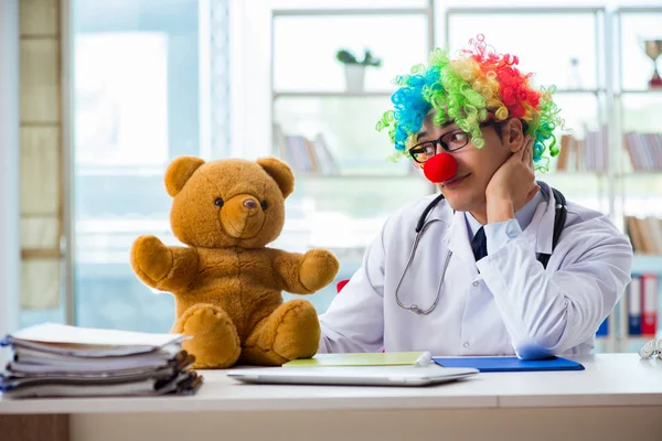 Lustiger Kinderarzt mit Spielzeug in der Klinik — Stockfoto