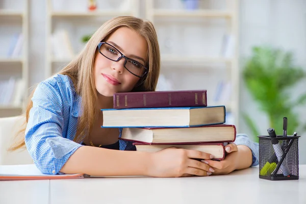 Giovane studentessa adolescente che si prepara per gli esami a casa — Foto Stock