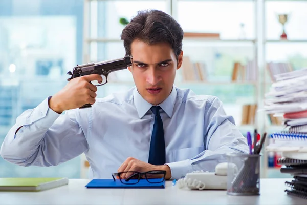 Homem de negócios irritado com arma pensando em cometer suicídio — Fotografia de Stock