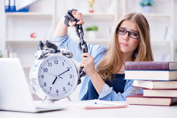 Jovem adolescente estudante se preparando para exames em casa — Fotografia de Stock