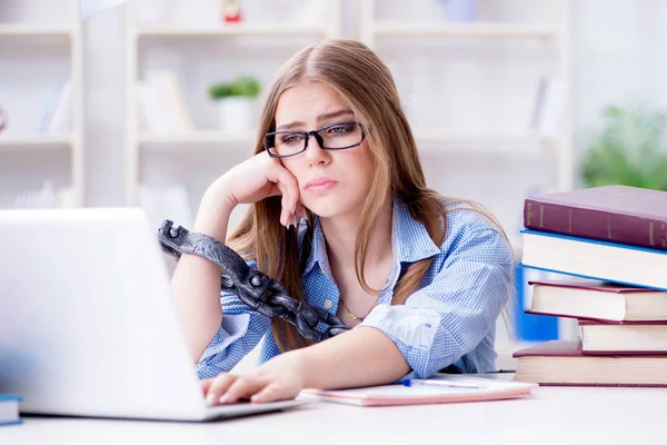 Jonge tiener vrouwelijke student voorbereiding voor examens thuis — Stockfoto