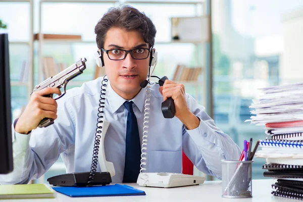 Nieszczęśliwy zły pracownik call center sfrustrowany obciążeniem pracą — Zdjęcie stockowe