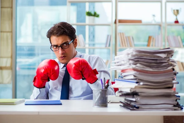 Geschäftsmann mit Boxhandschuhen im Büro — Stockfoto