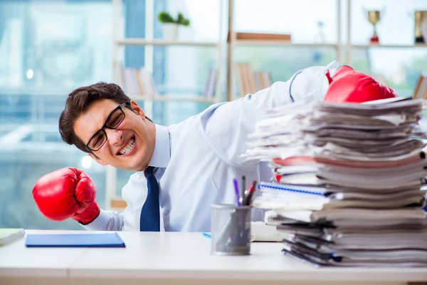 Homme d'affaires avec gants de boxe au bureau — Photo