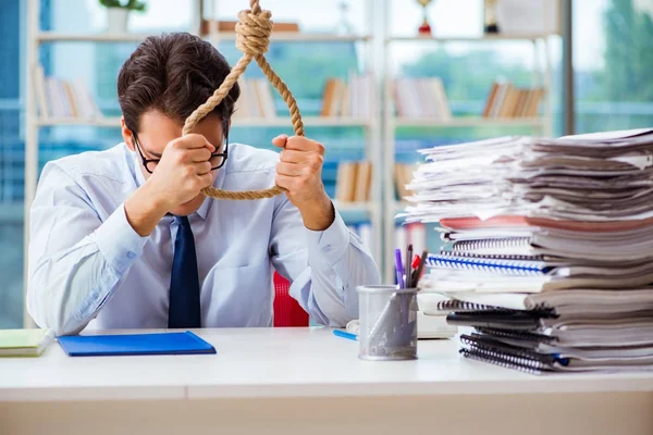 Empresário infeliz pensando em se enforcar no escritório — Fotografia de Stock