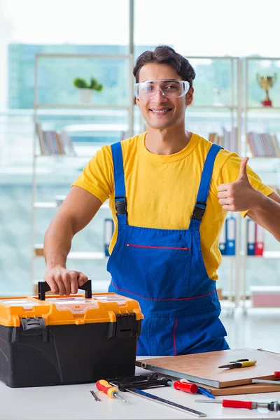 Mobiliário carpinteiro trabalhando na oficina — Fotografia de Stock