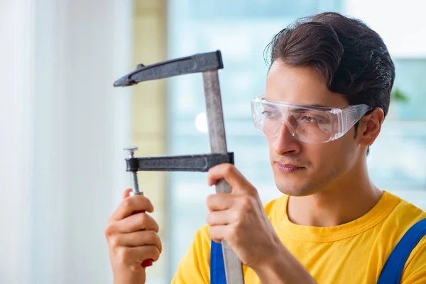 Möbeltischler arbeitet in der Werkstatt — Stockfoto