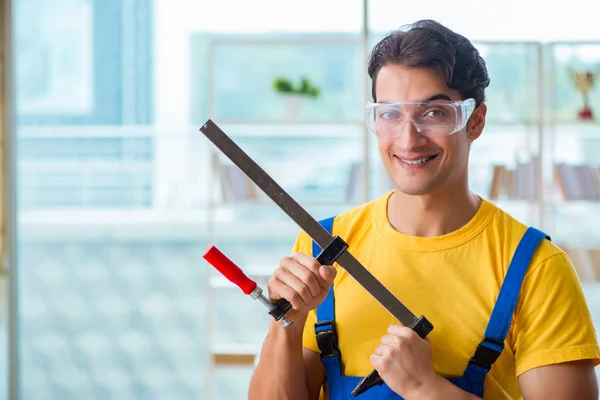 Möbeltischler arbeitet in der Werkstatt — Stockfoto