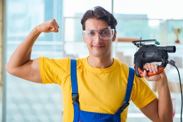 Möbeltischler arbeitet in der Werkstatt — Stockfoto