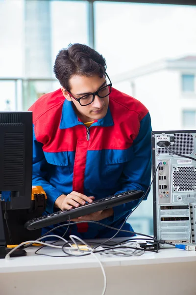 Reparador de computadoras trabajando en la reparación de computadoras en el taller de TI — Foto de Stock