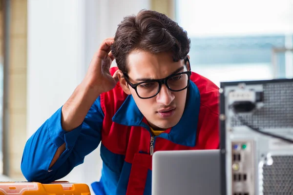 Computer repairman working on repairing computer in IT workshop — Stock Photo, Image