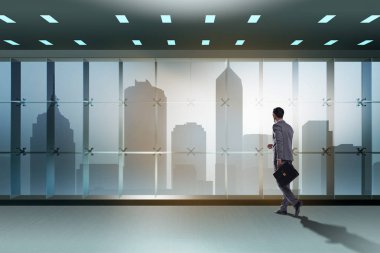 Ofis penceresinin önündeki işadamı yeni zorluklar düşünüyor