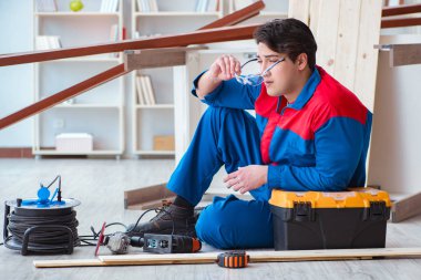 Genç marangoz kendini kötü hissetmekten yoruldu.