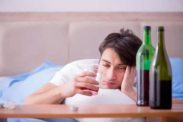 Mężczyzna alkoholik pijący w łóżku przechodzący załamanie depresji — Zdjęcie stockowe