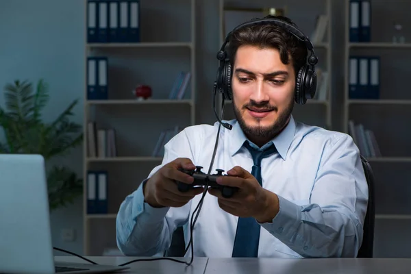 Empresário gamer ficar até tarde para jogar jogos — Fotografia de Stock