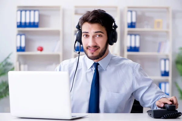 Call center medewerker werkzaam in het kantoor — Stockfoto