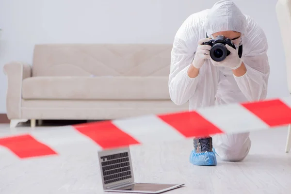 Forensisch expert op de plaats delict doet onderzoek — Stockfoto