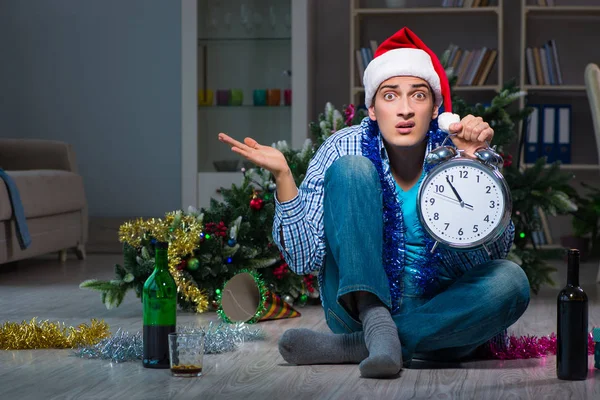 Hombre celebrando la Navidad en casa solo — Foto de Stock