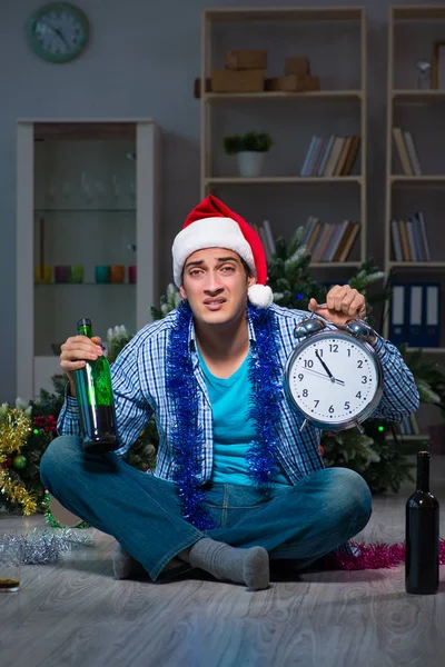 Mann feiert Weihnachten allein zu Hause — Stockfoto