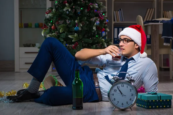 Üzletember ünnepli a karácsonyt otthon egyedül — Stock Fotó