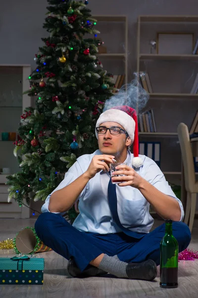 Empresario celebrando la Navidad en casa solo — Foto de Stock