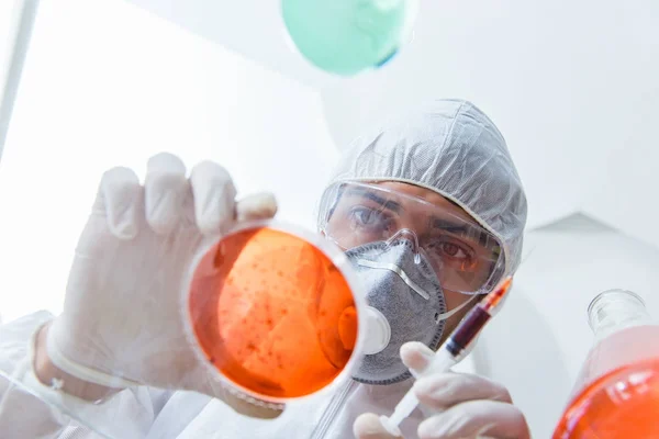 Хімія, що працює в лабораторії з небезпечними хімікатами — стокове фото