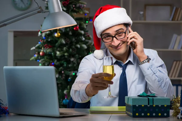 Empresário trabalhando até tarde no dia de Natal no escritório — Fotografia de Stock