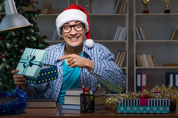 Jovem trabalhando em casa no dia de Natal — Fotografia de Stock