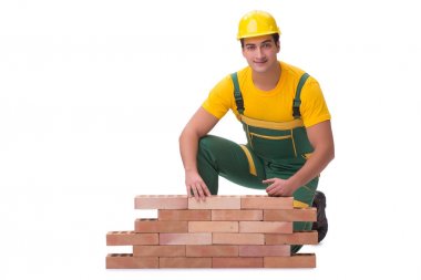 Yakışıklı inşaat işçisi tuğla duvar inşa ediyor.