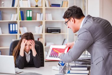 Kadın ve erkek arasındaki ofis anlaşmazlığı