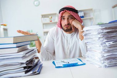 Ofiste çalışan Arap işadamı bir Pi ile evrak işi yapıyor.