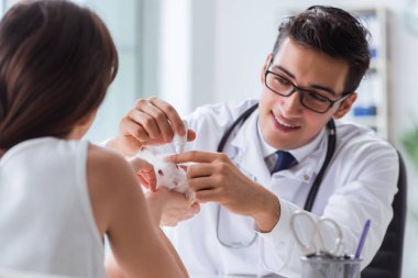 Tavşan besleyen kadın veteriner doktoru ziyaret ediyor.