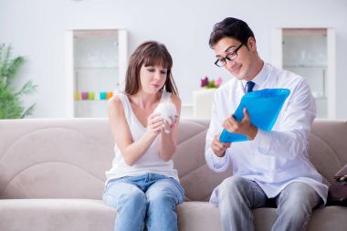 Tavşan besleyen kadın veteriner doktoru ziyaret ediyor.