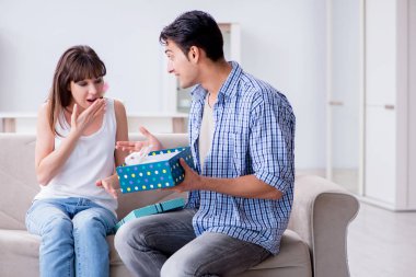 Genç bir kadın doğum günü hediyesi olarak evcil tavşan alıyor.