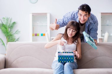 Genç bir kadın doğum günü hediyesi olarak evcil tavşan alıyor.