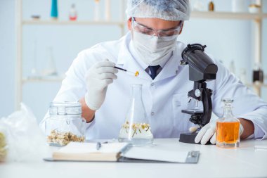 Laboratuvarda parfüm karıştıran bir kimyager.